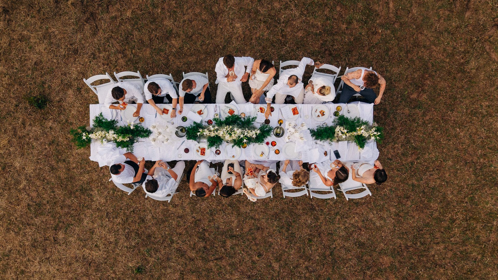 Luftaufnahme der langen Tafel auf der Freifläche des Pferdepark Schwabenheim