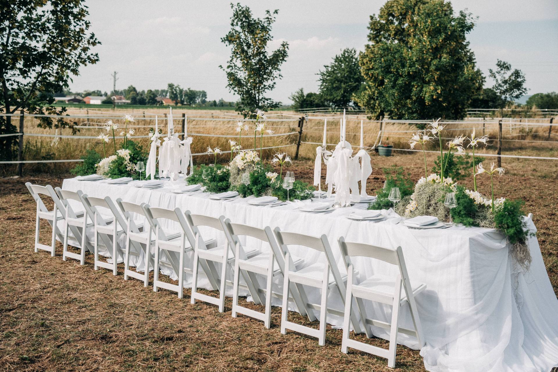 Lange Tafel auf der Freifläche bei Abendlicht
